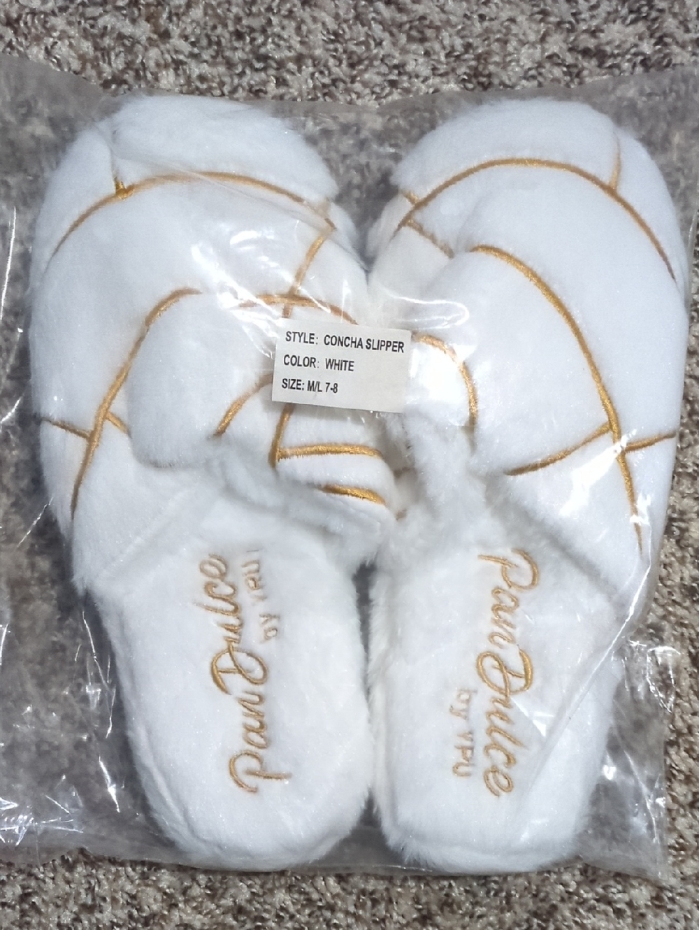 White Concha-Style Plush Slippers with Gold Stitching By YRU